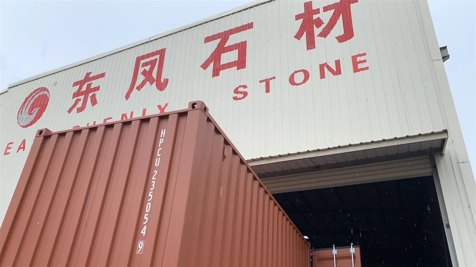 White sintered stone wall cladding White sintered stone wall cladding